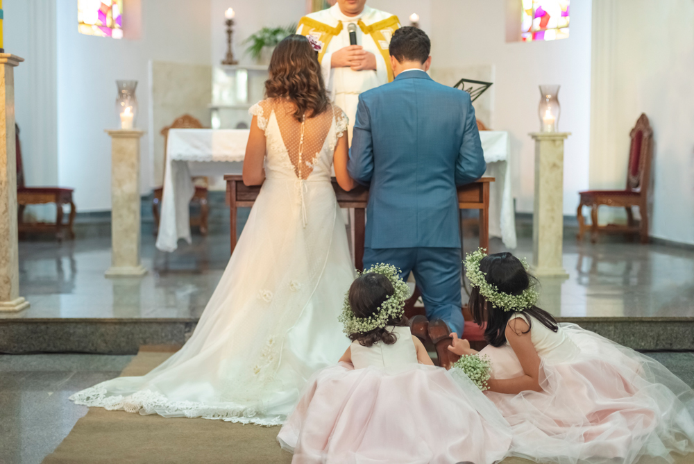 casamento na igreja, damas de honra brincando durante a cerimônia