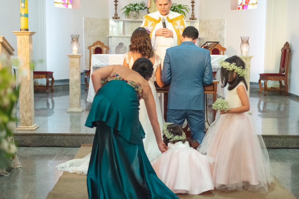 casamento na igreja, damas de honra brincando durante a cerimônia