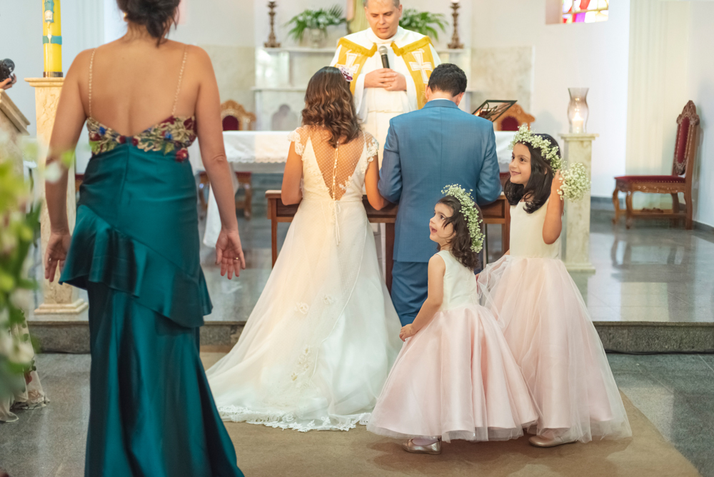 casamento na igreja, damas de honra brincando durante a cerimônia