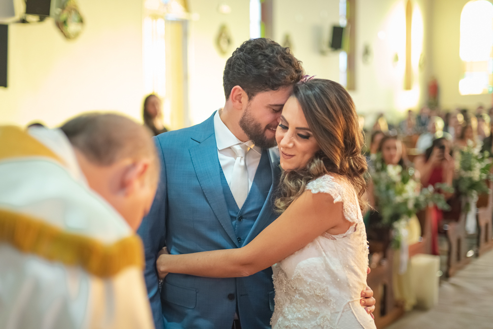 casal carinhoso durante casamento na igreja