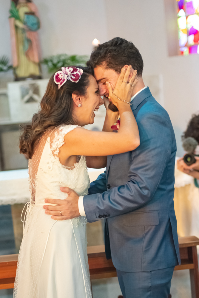 casal carinhoso durante casamento na igreja