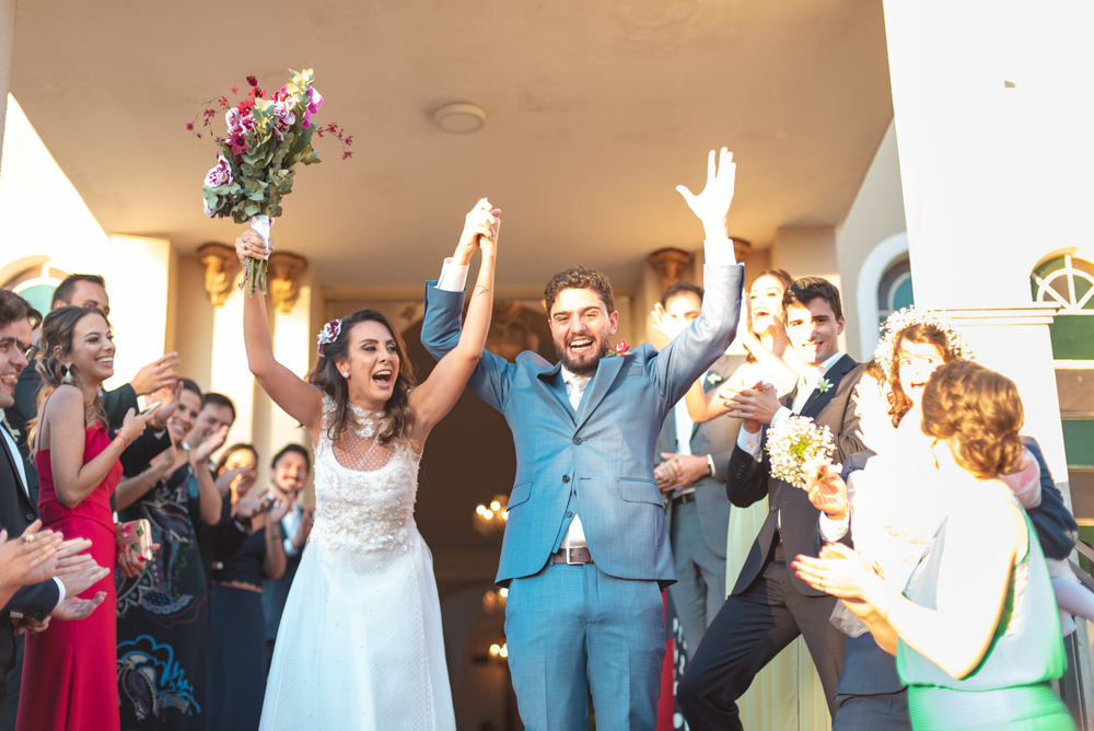 saída de casal apos a cerimônia