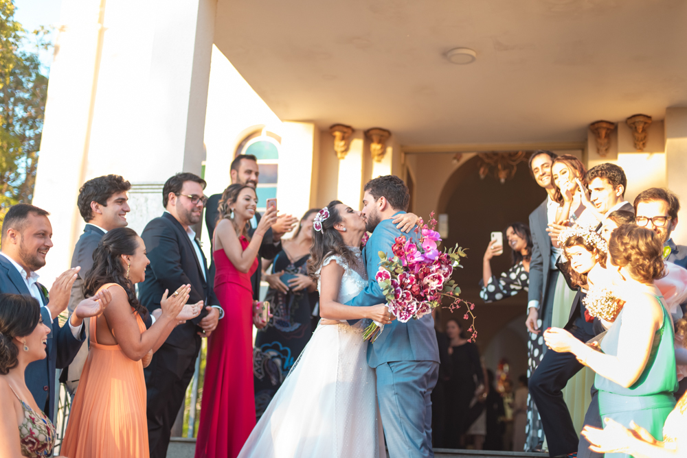 saída de casal apos a cerimônia