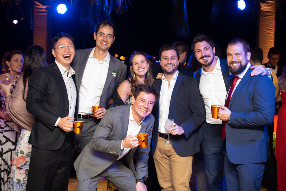 convidados se divertindo na festa