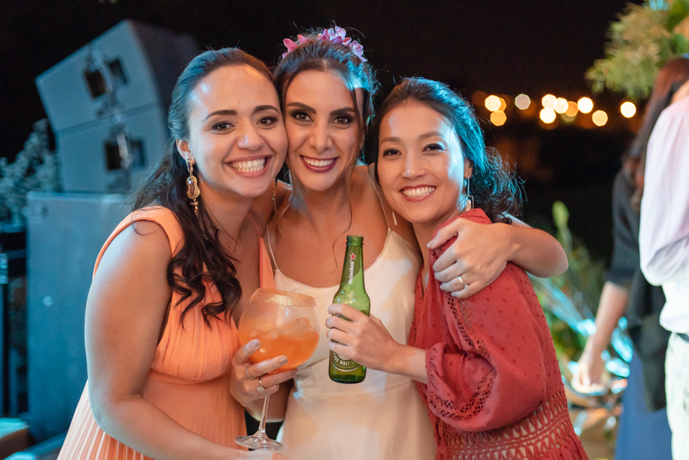 noiva se divertindo na festa