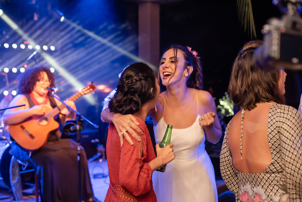 noiva se divertindo na festa