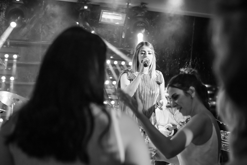 noiva se divertindo na festa