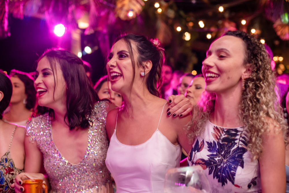 noiva se divertindo na festa