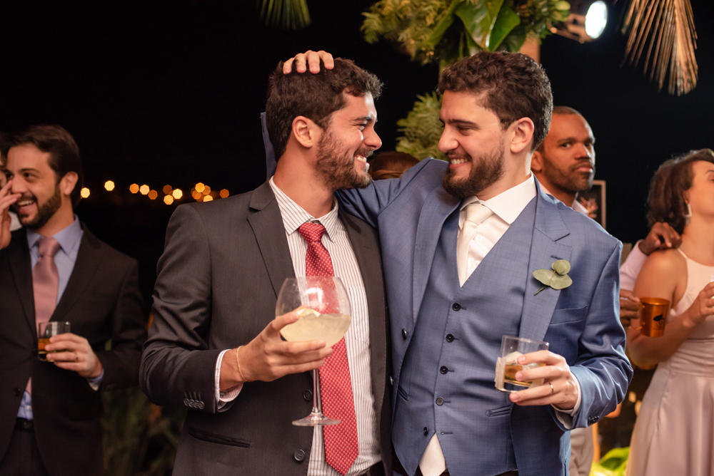 noivo com amigo durante a festa