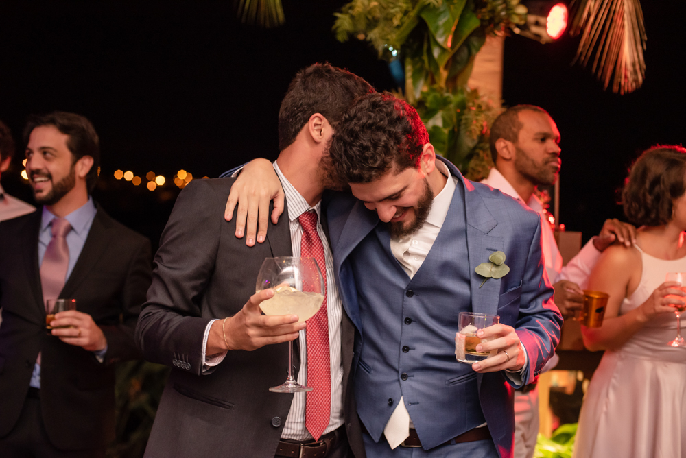 noivo com amigo durante a festa