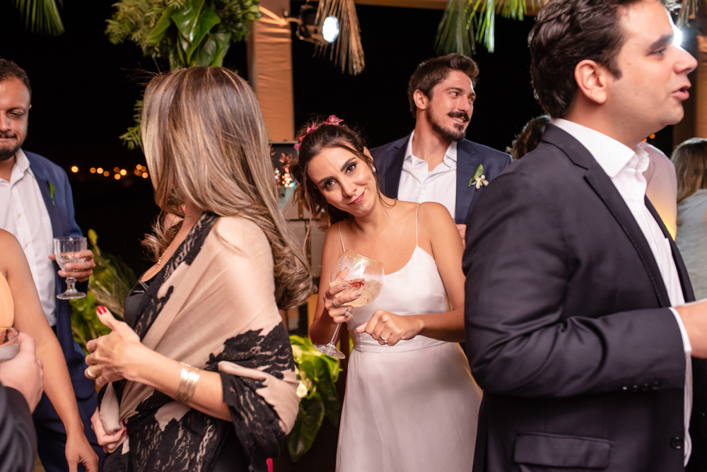 noiva se divertindo na festa