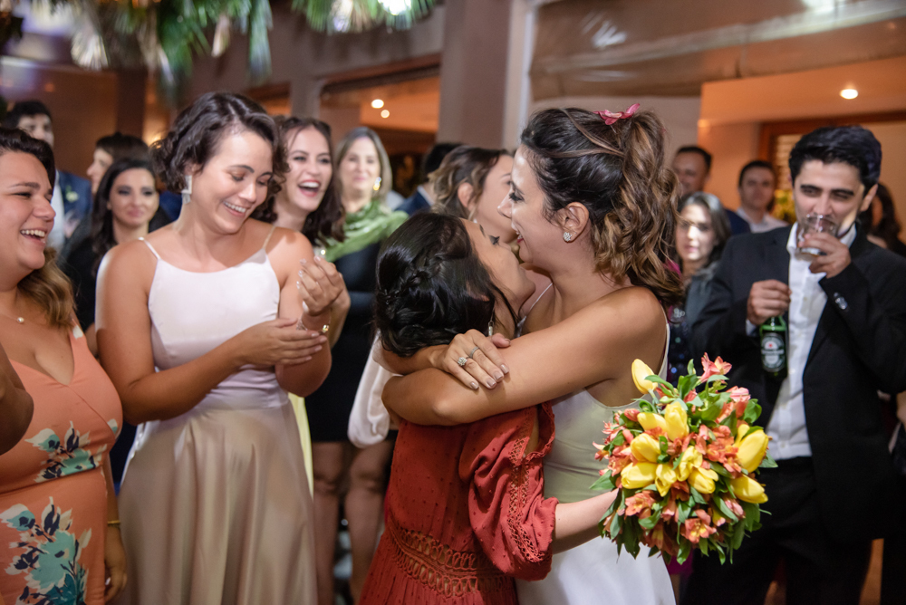 noiva joga o buque e amiga pega