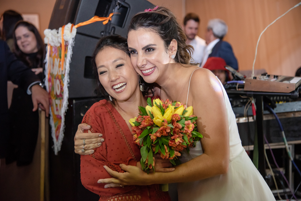 amiga pega o buque da noiva