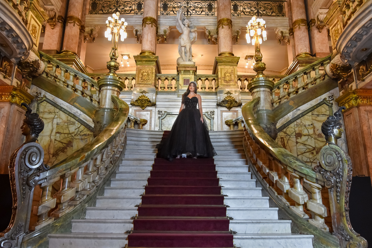 Ensaio da debutante Olívia

Local: Theatro Municipal - Rio de janeiro

Fotógrafo Wallace Nunes - Rio de Janeiro Zona Oeste

Guaratiba