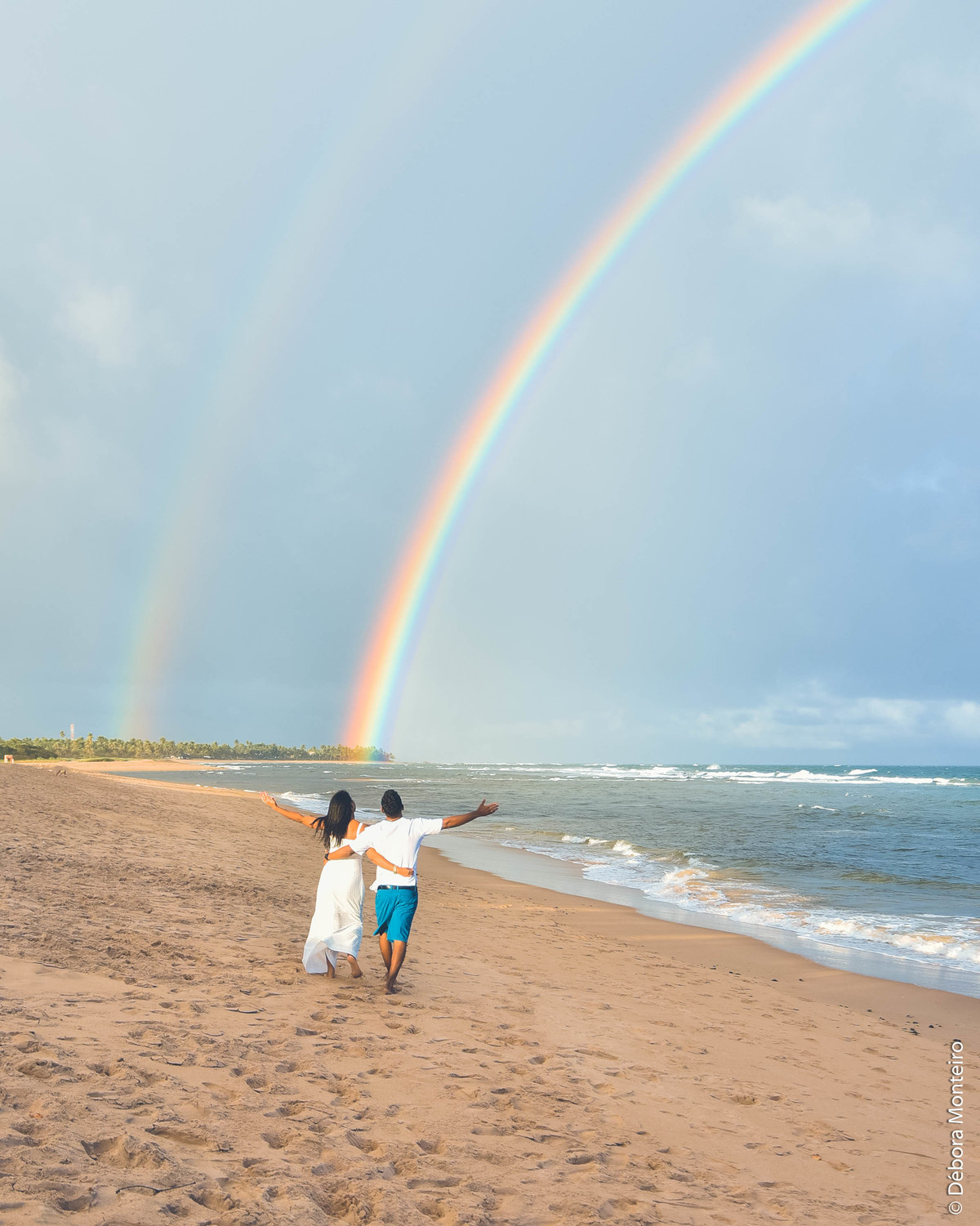 Ensaio pré casamento com arco íris na praia de buraquinho