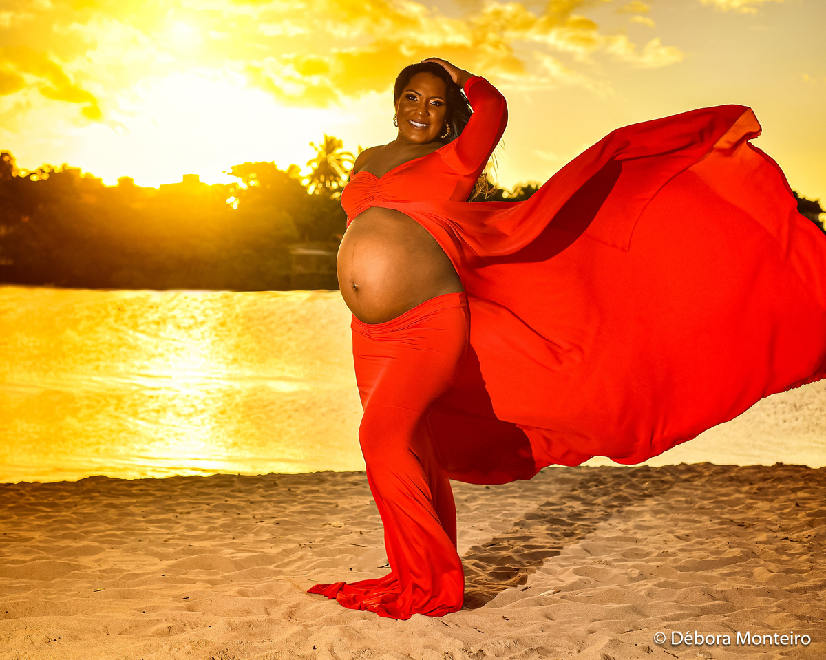 Ensaio de gestante na praia no pôr do sol