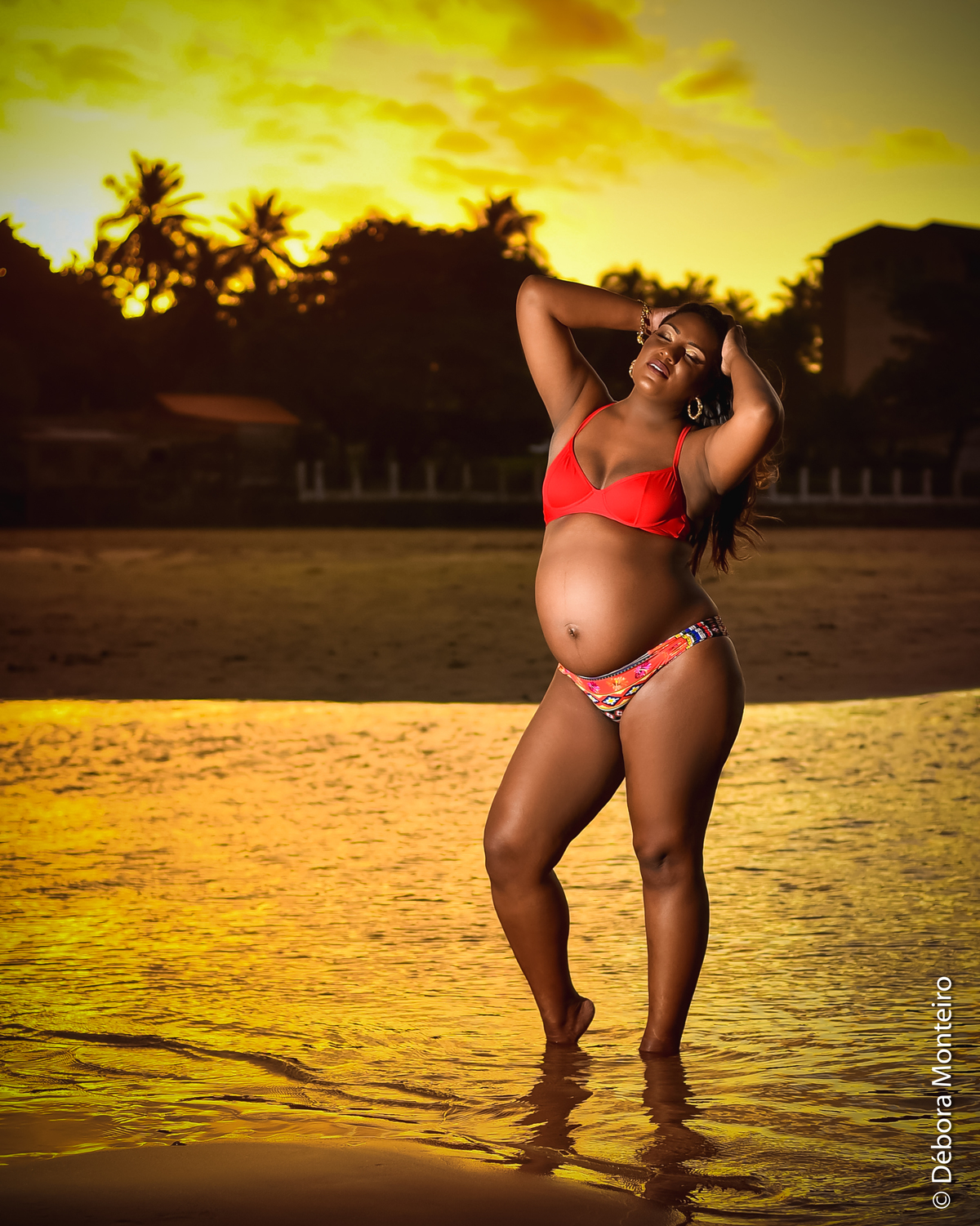 Ensaio de gestante na praia no pôr do sol