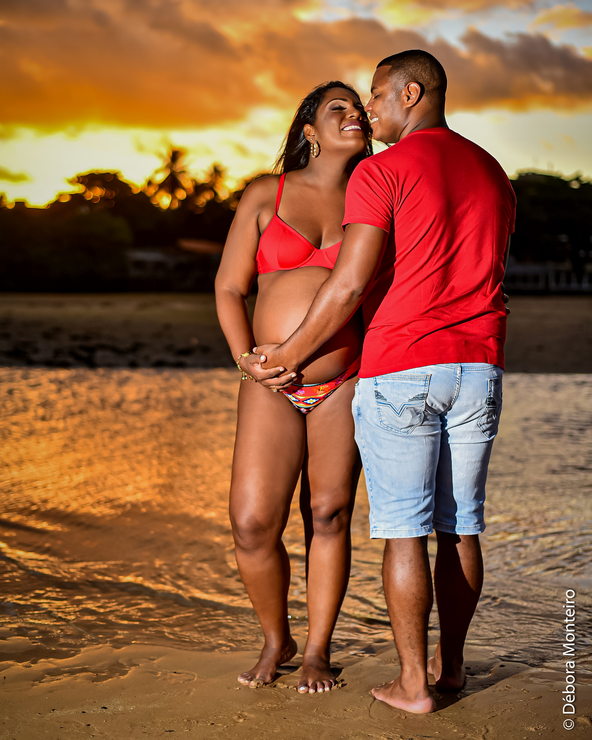 Ensaio de gestante na praia no pôr do sol