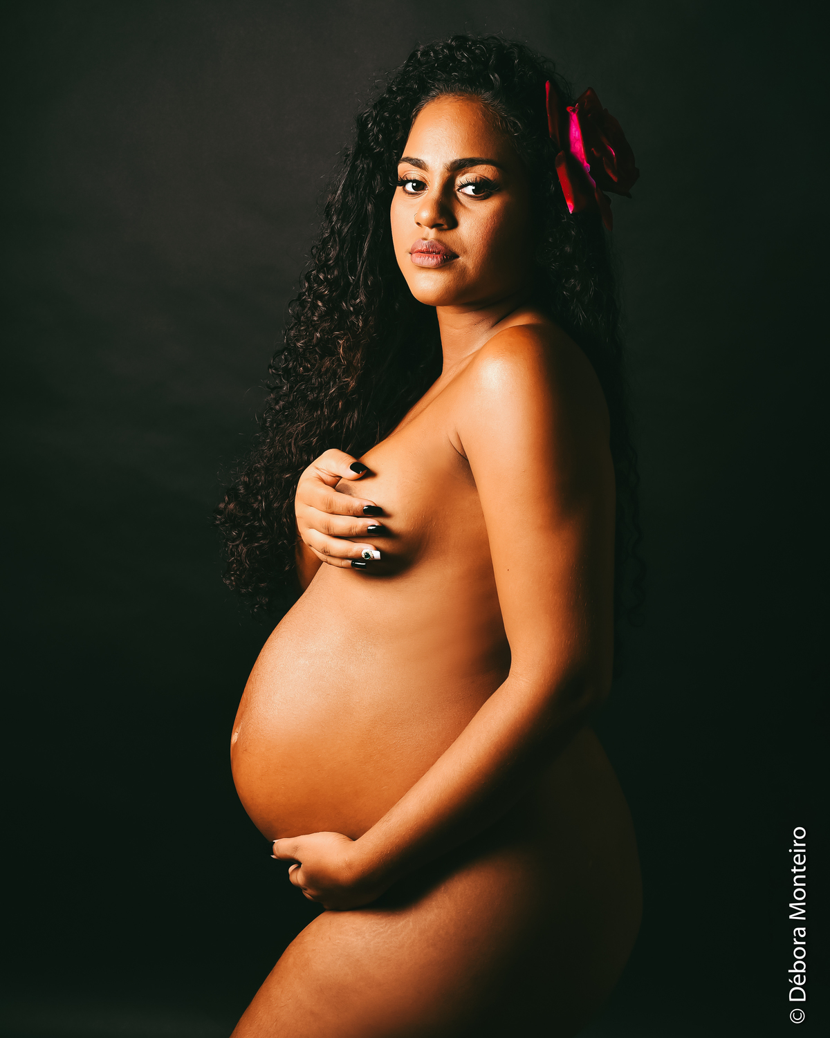 Semi nu gestante em estúdio