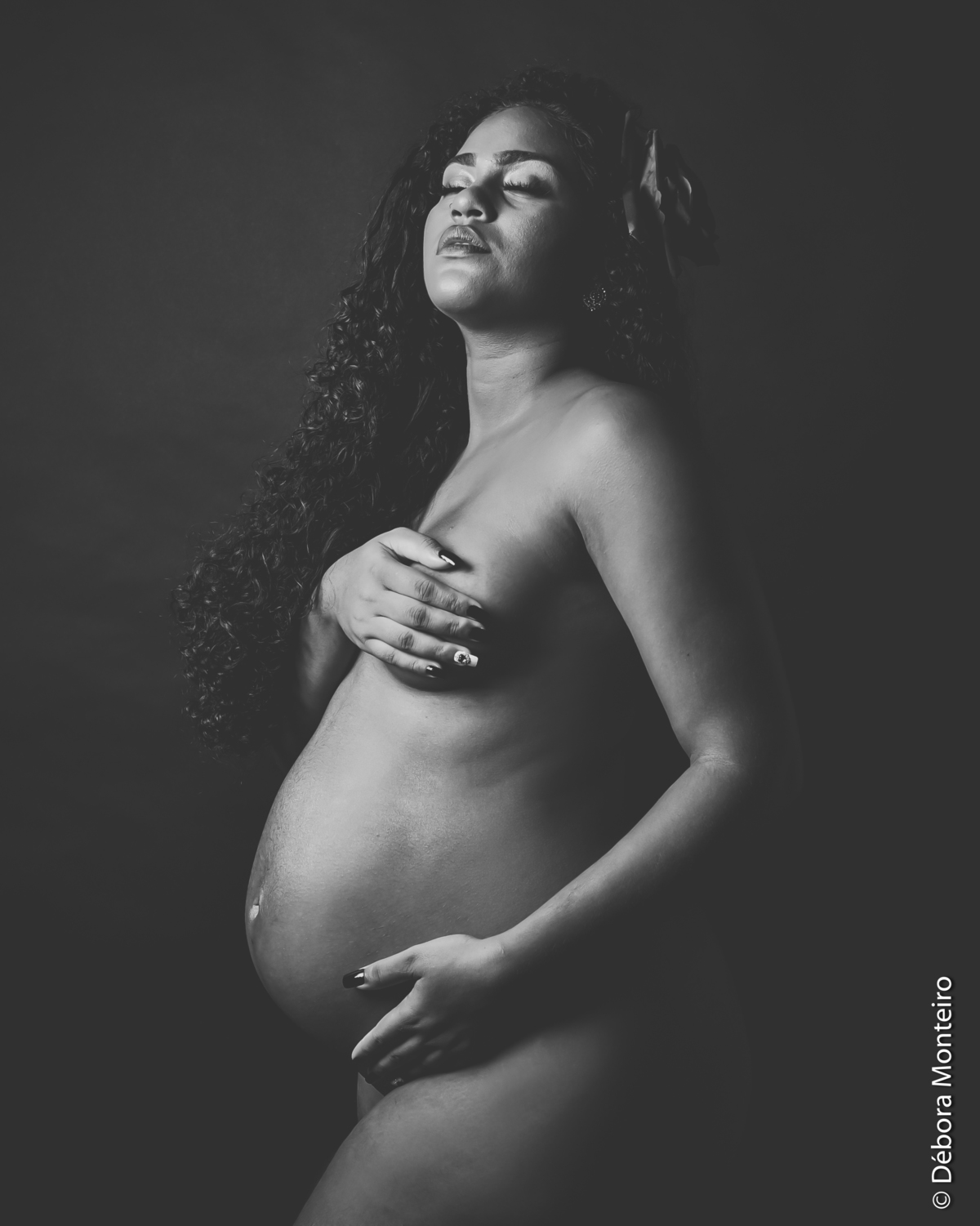 Semi nu gestante em estúdio