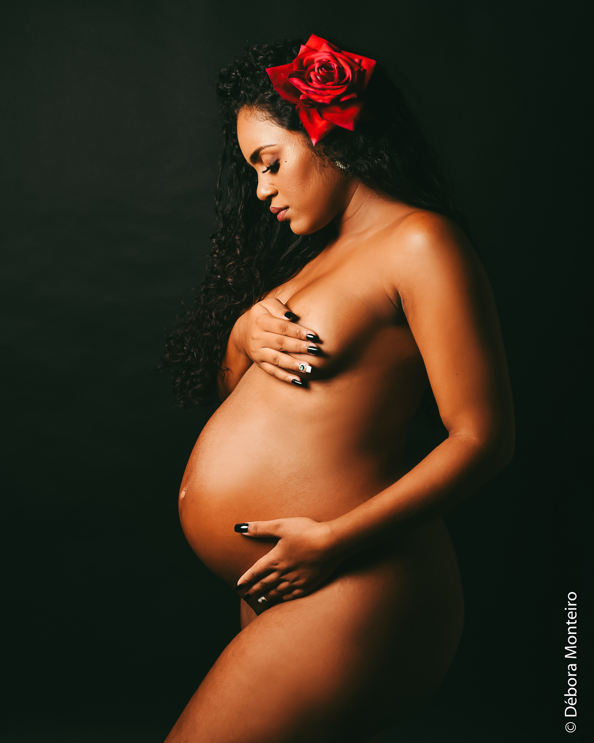 Semi nu gestante em estúdio