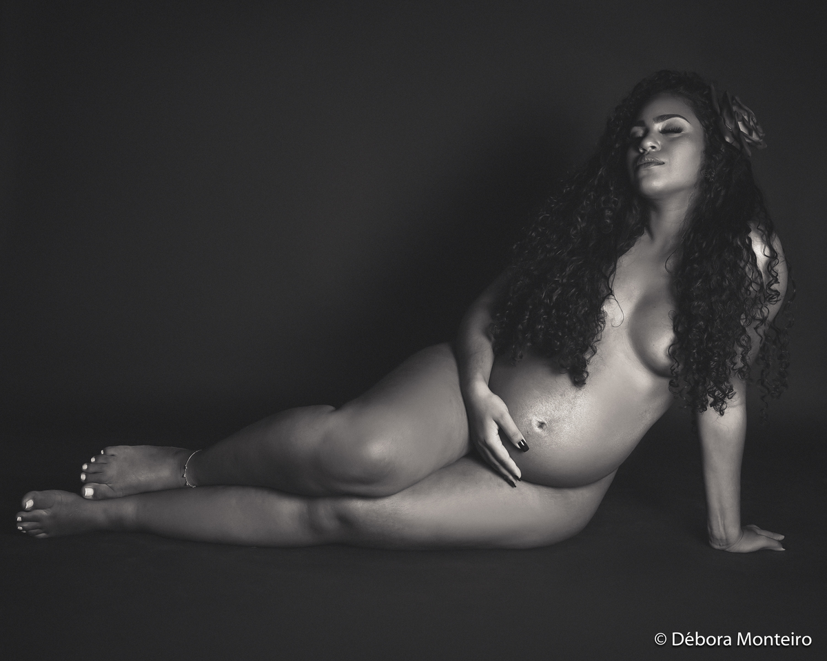 Semi nu gestante em estúdio
