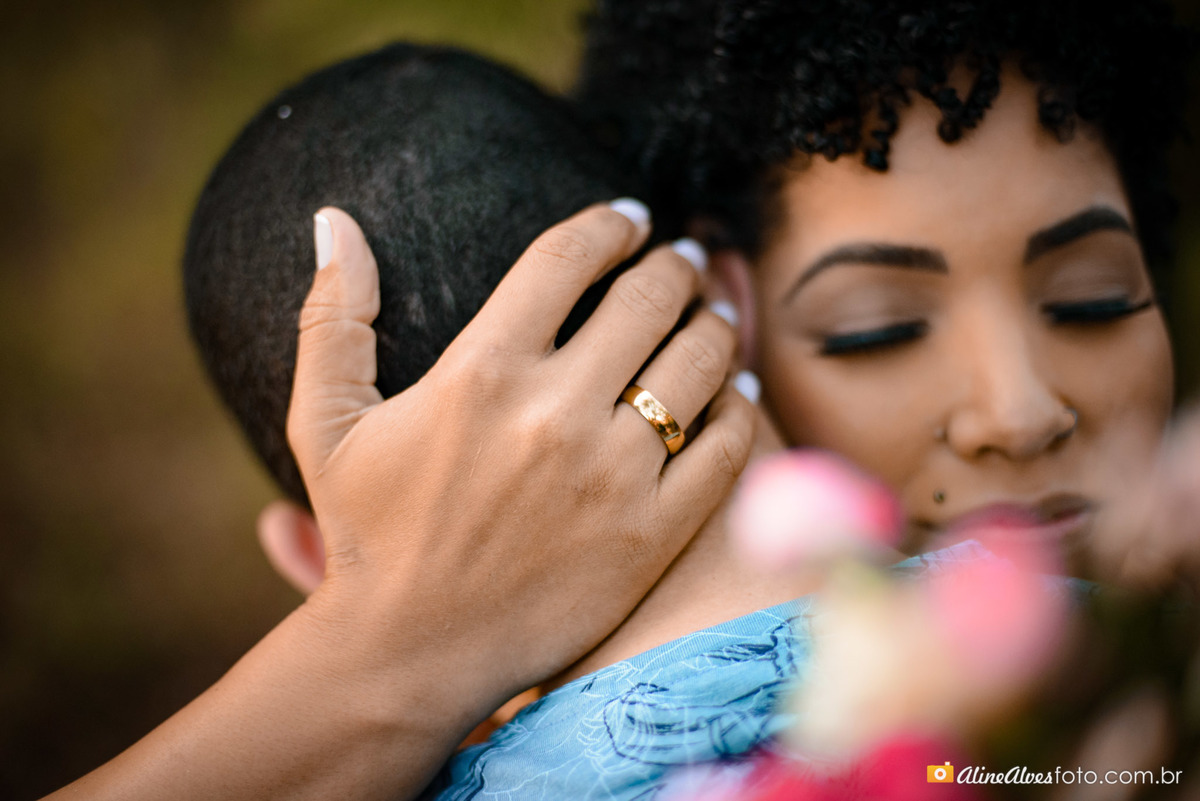 pre-wedding-ensaio-de-casal-divertido-na-linha-de-trem-belvedere-belo-horizonte