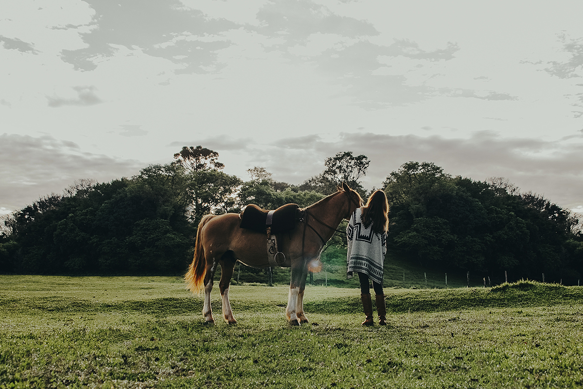 Cavalo e menina. Tradição gaúcha