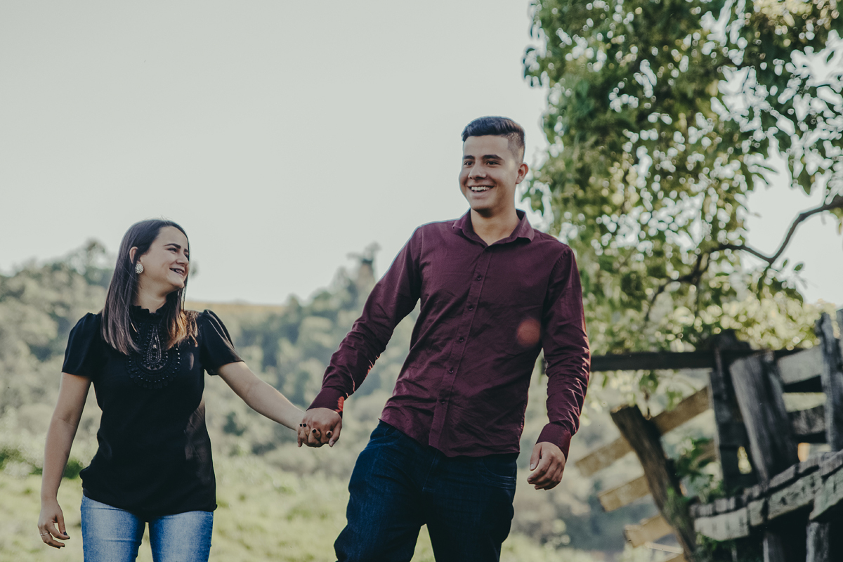 Casal feliz caminhando no campo