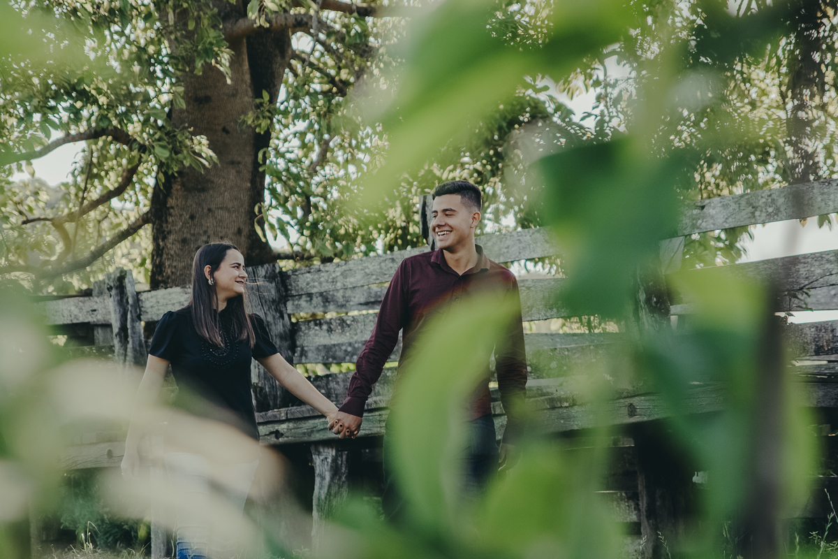 Casal de noivos se olhando felizes