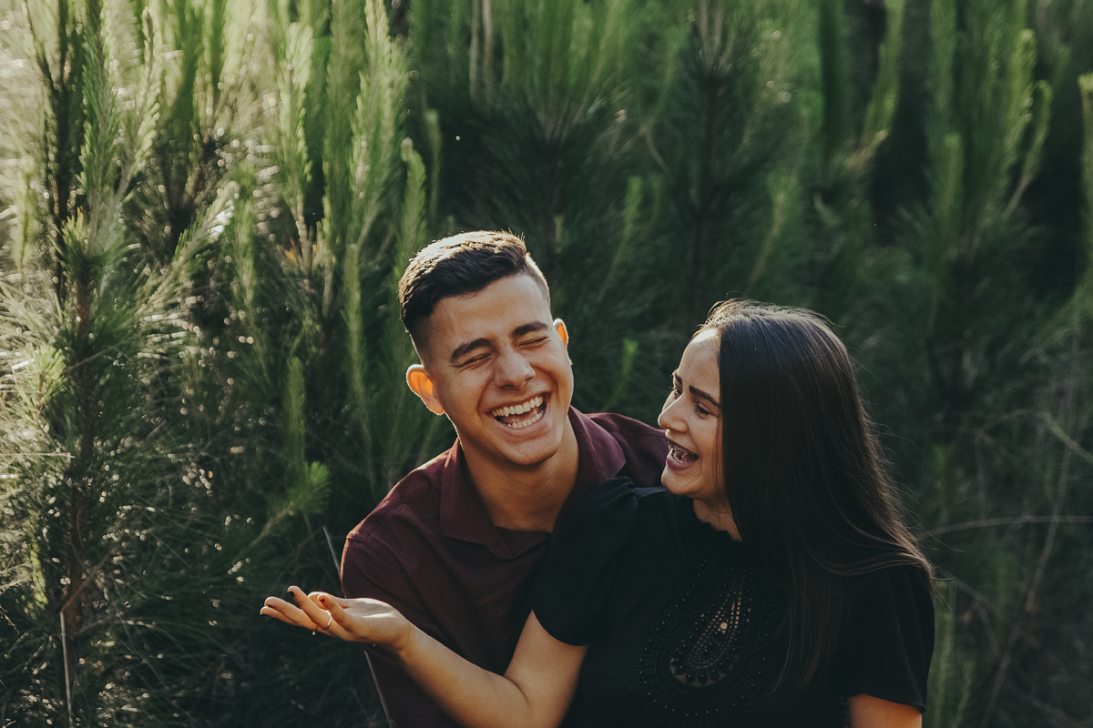 Momento feliz e espontâneo de casal, rindo muito