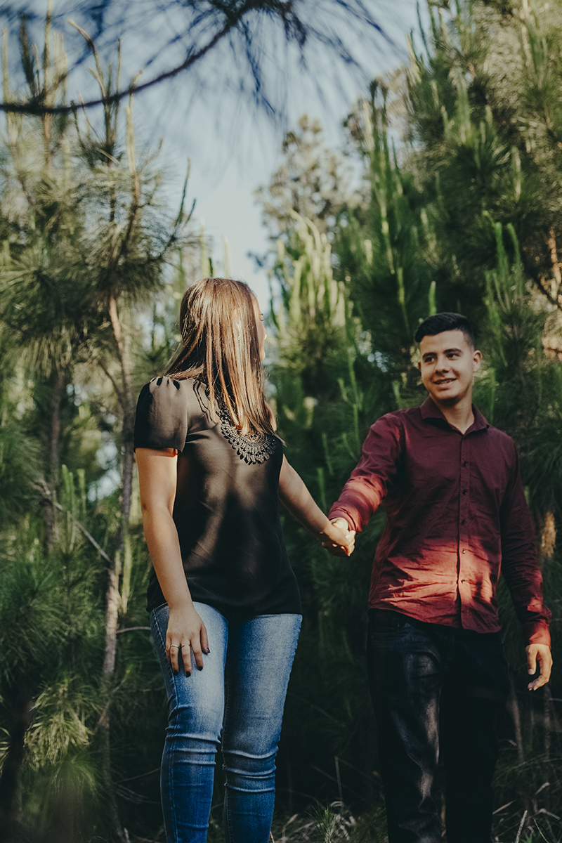 Casal se olhando apaixonados