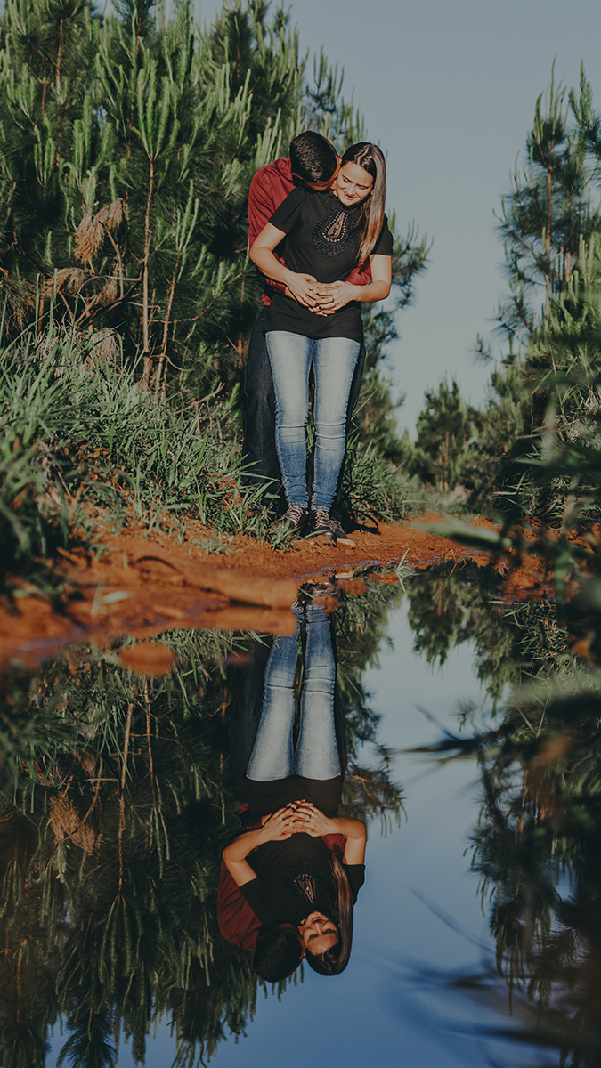Casal abraçado contemplando o amor
