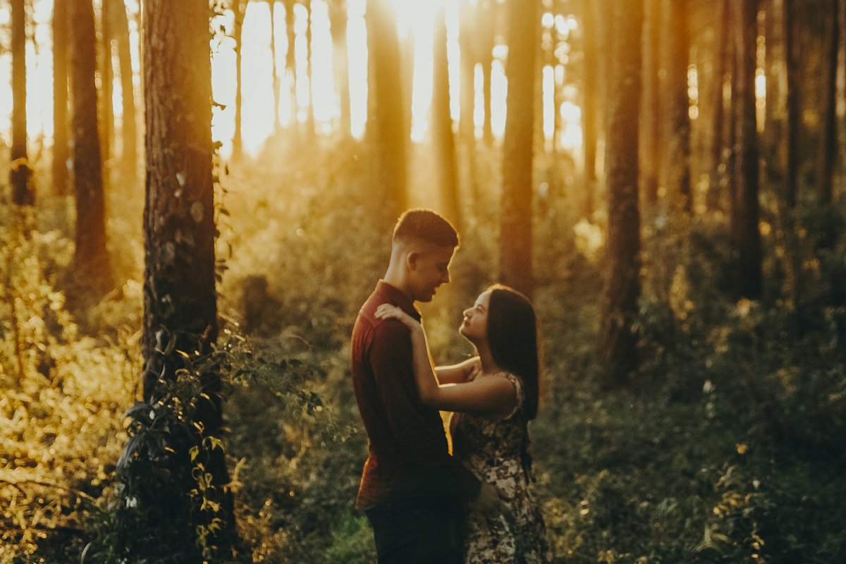 Casal apaixonado trocando olhares