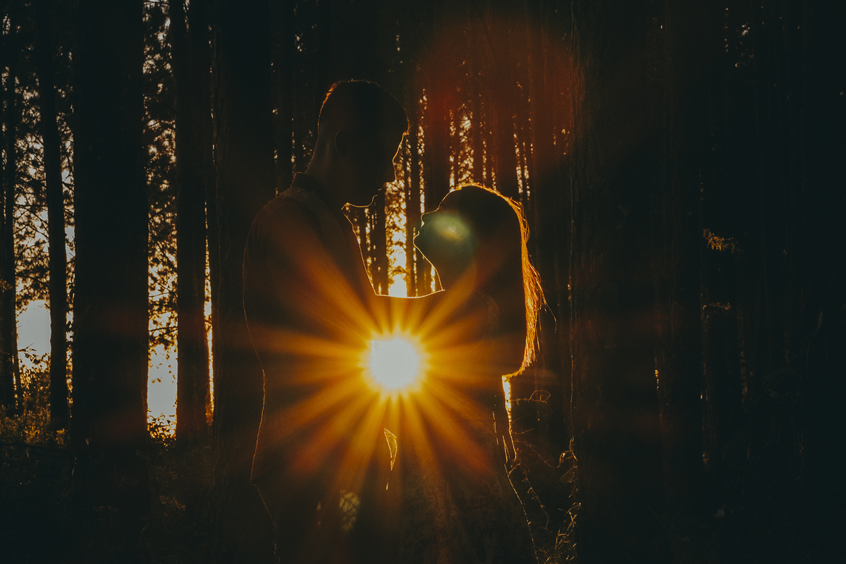 Casal apaixonado trocando olhares