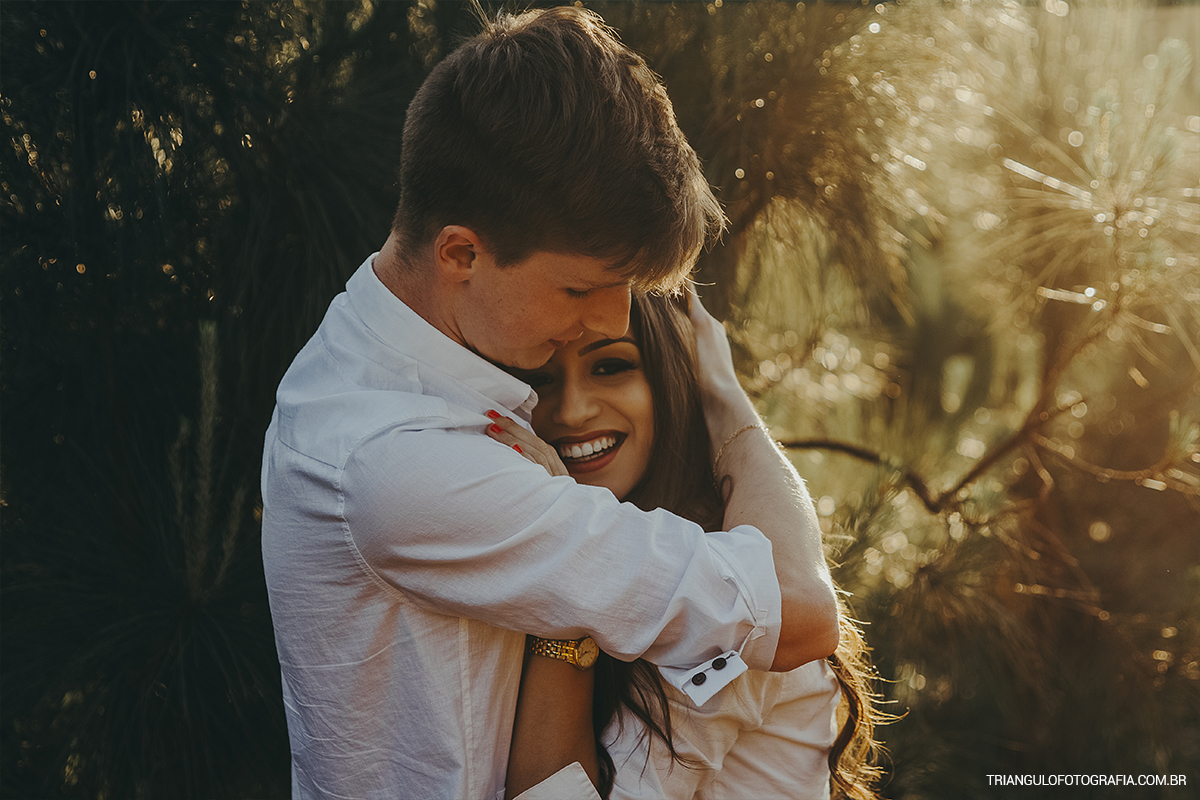 Noivos abraçados ao final da tarde