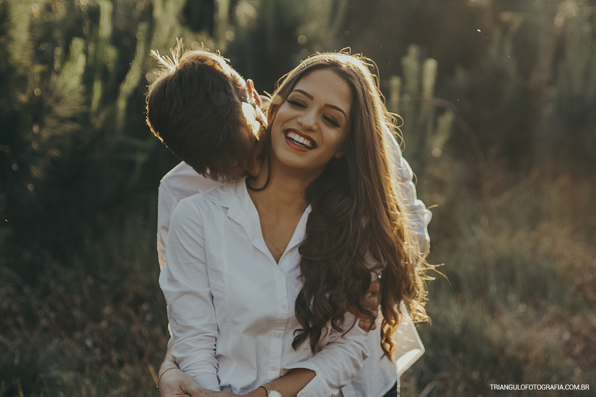 Noivo abraçando sua noiva