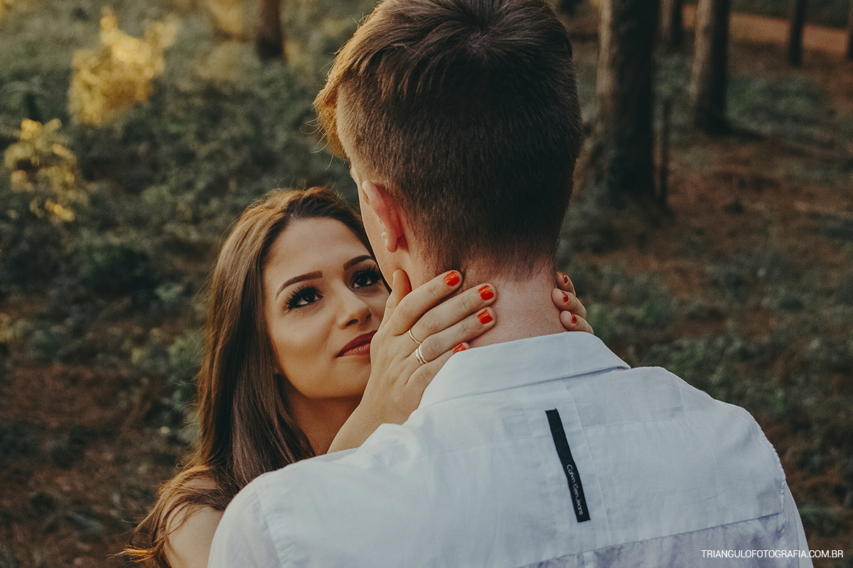 Namorada olha apaixonadamente para seu namorado em ensaio fotográfico