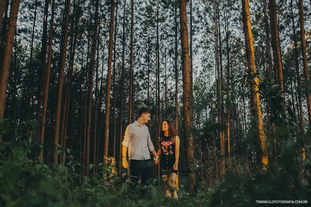 Casal apaixonado em floresta, editorial de moda