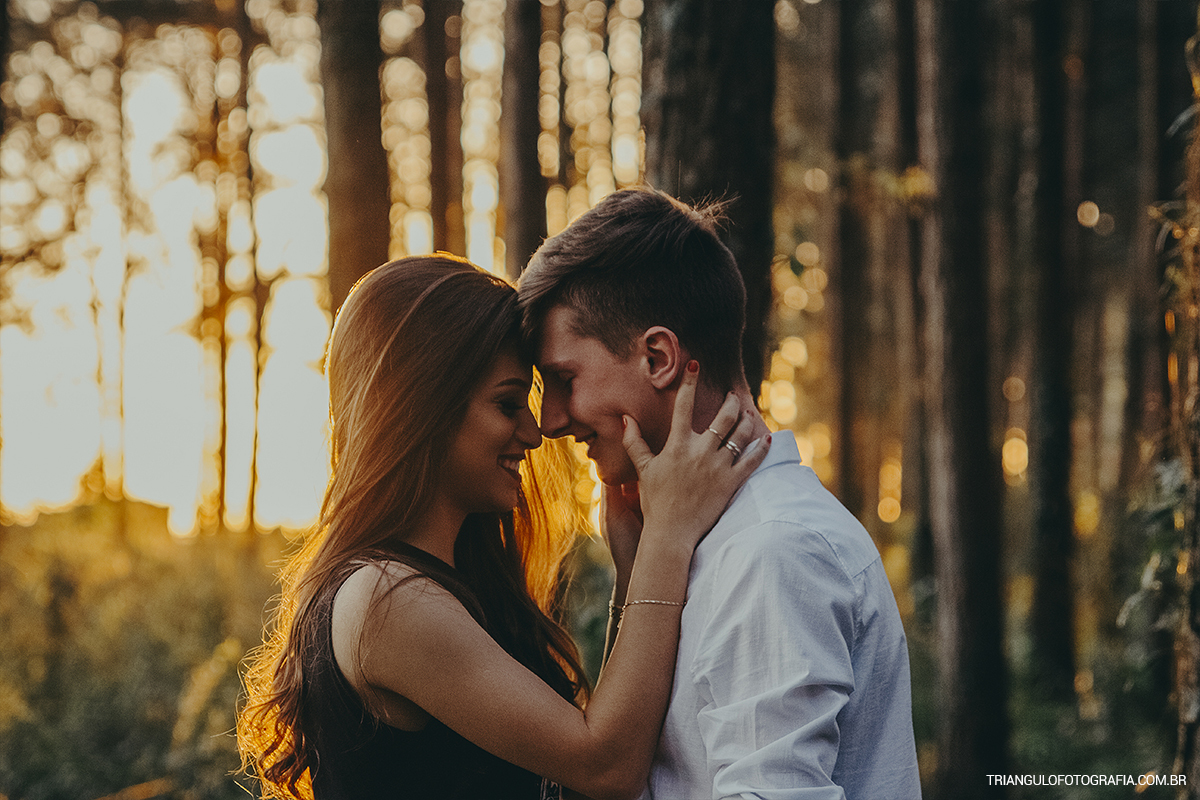Casal de namorados apaixonados em ensaio fotográfico em lugar incrível