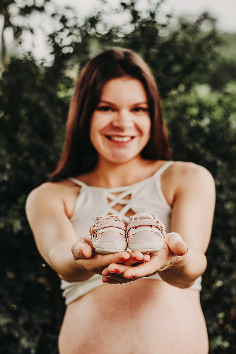 mamae segurando sapatinho do seu bebe