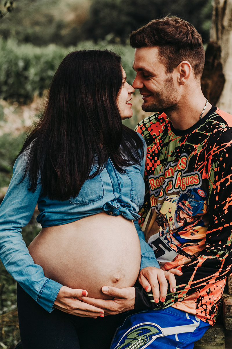 homem e mulher se olhando a espera do seu filho