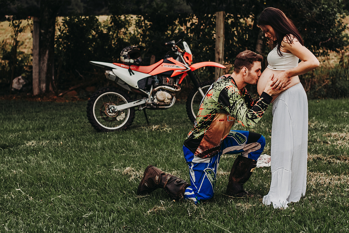 papai beijando a barriga da mamae