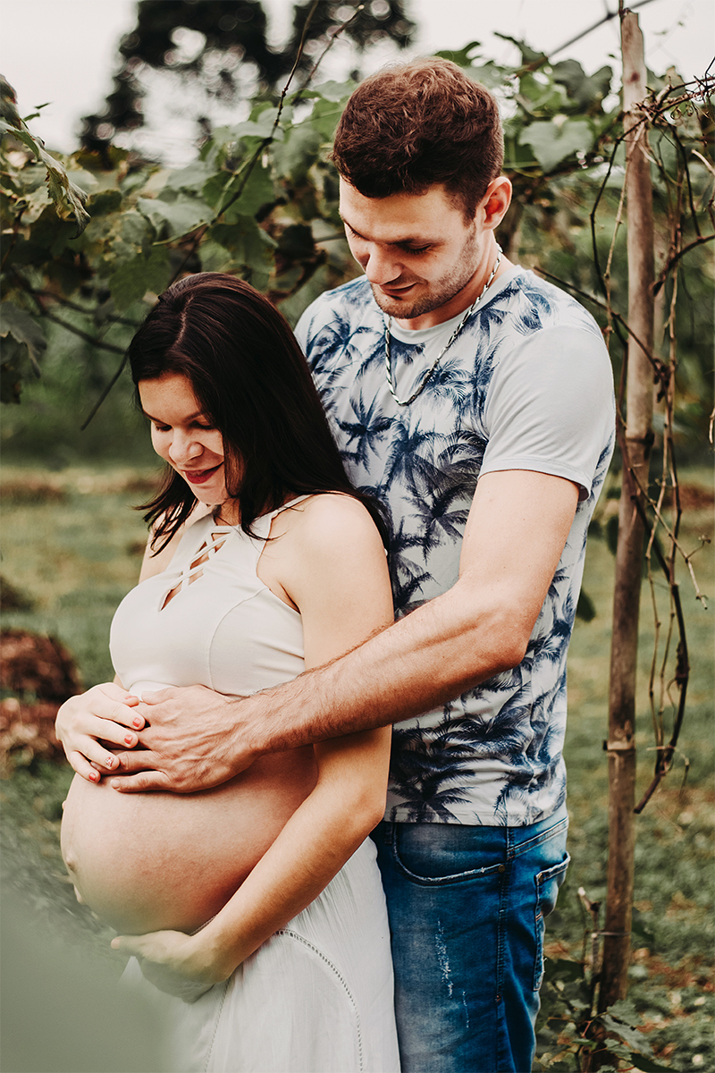 papai e mamae juntos abraçados gestante
