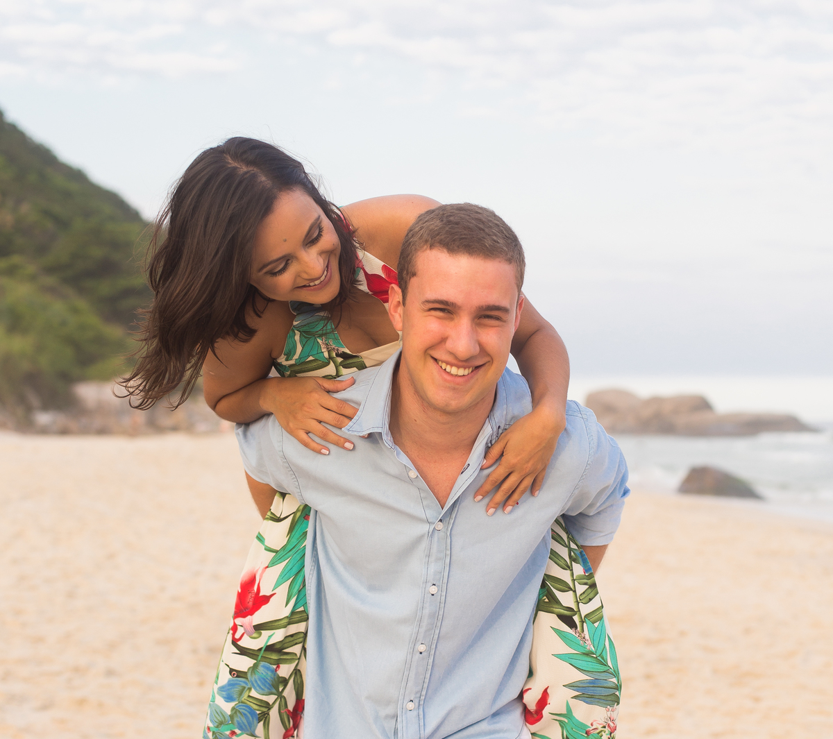 Ensaio na praia Grumari Sorriso que contagia felicidade que encanta o amor infinito