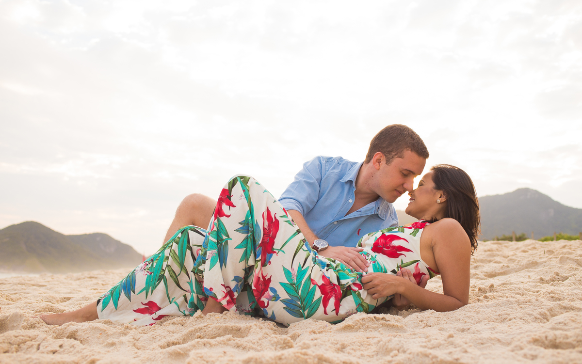Ensaio praia Pré Wedding Deitado na Arreia Montanhas no Fundo 