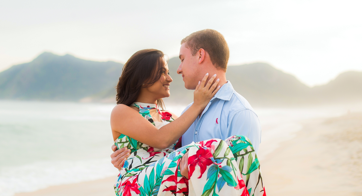 Ensaio praia Pré Wedding, olho no olho, sorriso deslumbrante, felicidade estampado  no rosto 