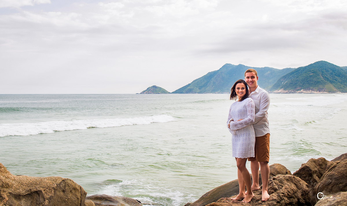 Ensaio praia  Pré Casamento  Praia Grumari dos Noivos  Lili + Matheus