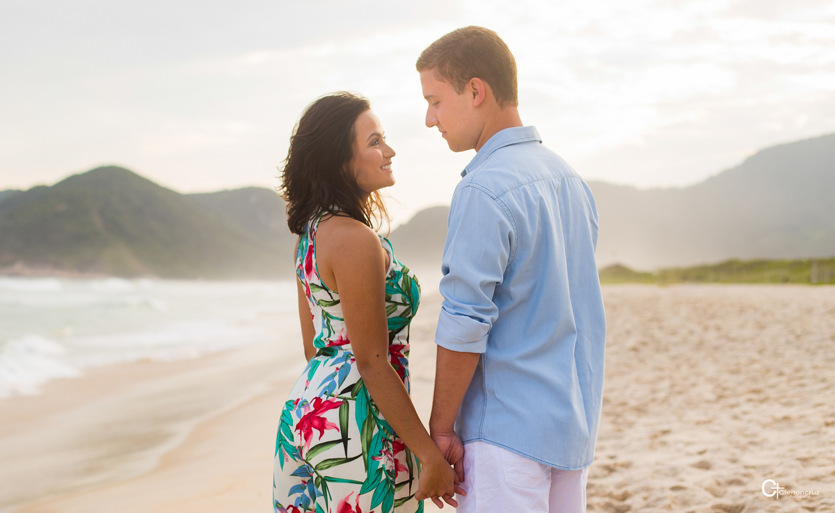 Ensaio pré wedding praia Grumari casal apaixonado