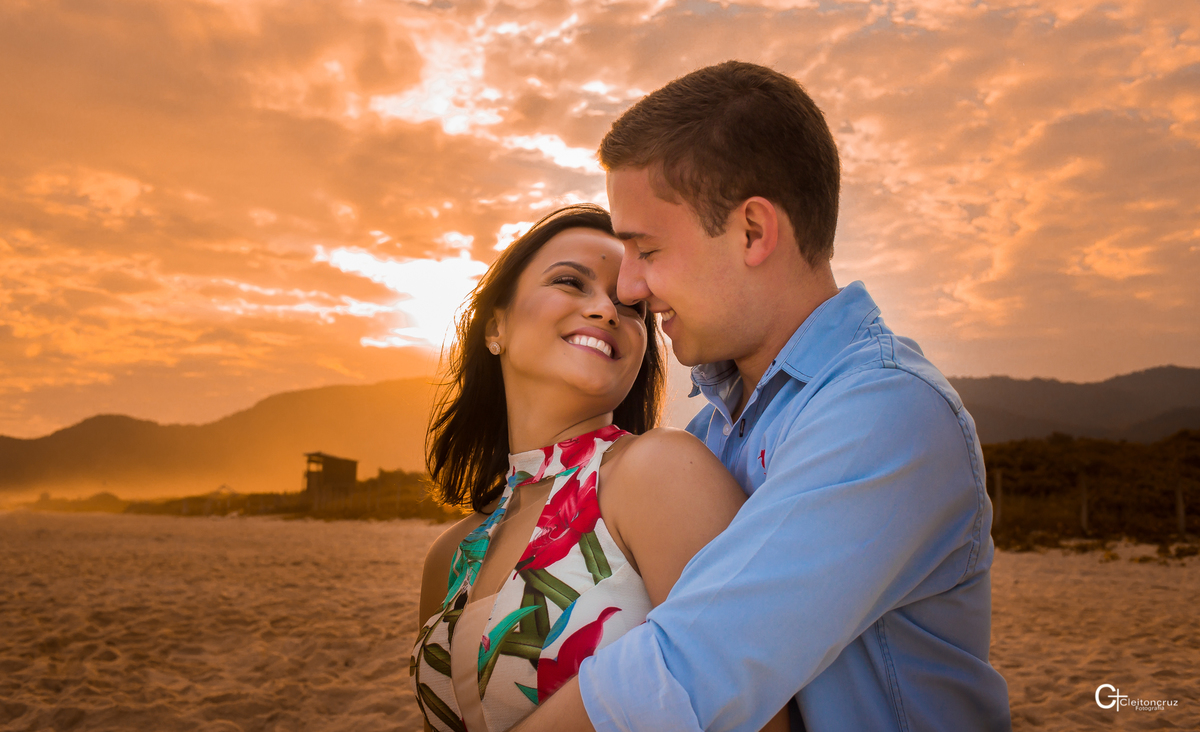 Ensaio na praia pré Casamento  pó do sol Praia Grumari RJ